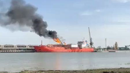 Imagini dramatice cu nava încărcată cu GPL, în flăcări! E alertă în România