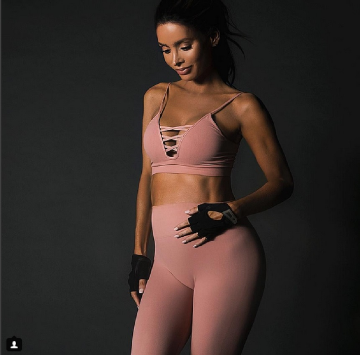 “Bebeluşul va fi aici săptămâna viitoare sau poate chiar mai devreme! (...)
#girlpower #9monthspregnant #38weeks5daysButWhosCounting”, a scris Sarah Stage pe contul său oficial de Instagram.