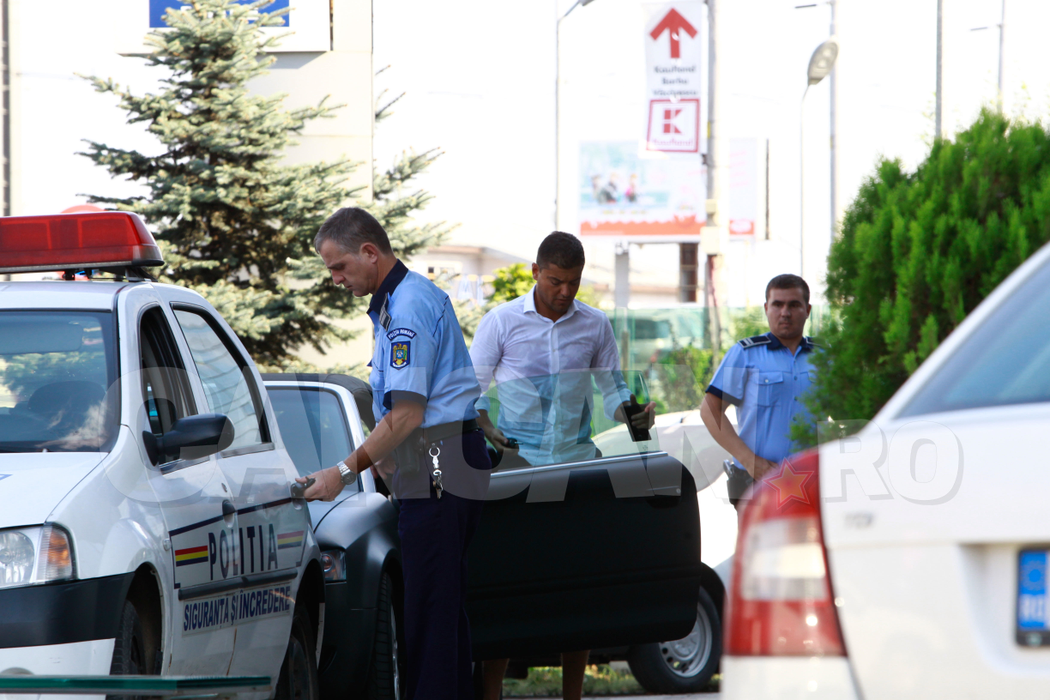 Imagini şocante filmate ieri, ora 16.00 în mijlocul Bucureştilor. Cristi Boureanu, reţinut în trafic după ce şi-a bătut fiica! Fata de 15 ani urla ca din gură de şarpe ca să fie salvată: ”Mă ia acasă, mă rupe-n bătaie!”
 Patru maşini de Poliţie şi o dubă de Jandarmi au intervenit ca s-o scape pe adolescentă, iar CANCAN.ro a filmat în exclusivitate operaţiunea de eliberare!