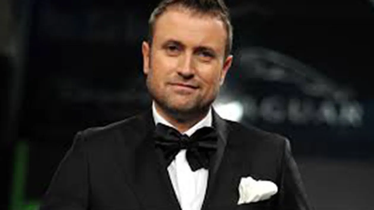 Catalin Botezatu, in tandreturi cu o bruneta! Vezi cum s-au lasat fotografiati cei doi