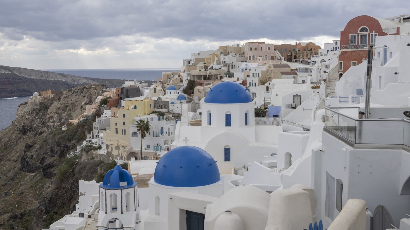 Cât costă o salată grecească, o porție de tzatziki și 3 pâinici la tavernele din Santorini