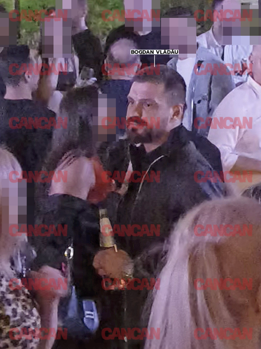 Analizează în jur situația, apoi o zărește pe tânăra cu care urma să petreacă seara