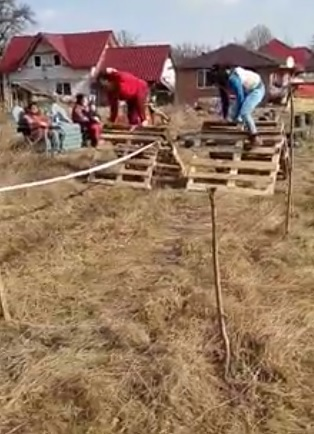 Exatlon made în România! O familie din Maramureș și-a amenajat în grădină o copie fidelă a circuitului din Republica Dominicană