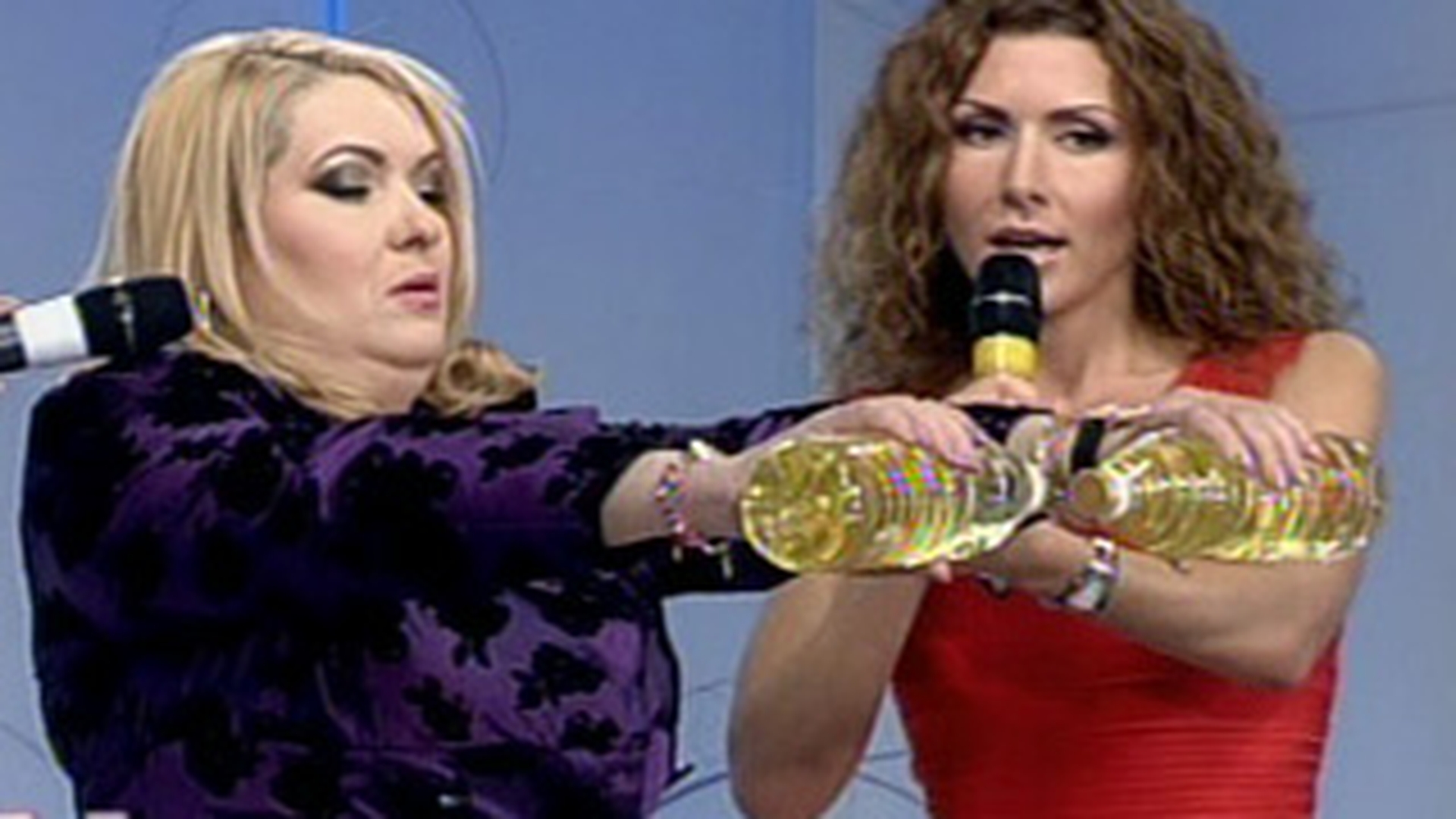 VIDEO Carmen Bruma a invatat-o pe Viorica din Clejani cum sa se mentina in forma! In loc de gantere a folosit sticle de ulei! Vezi ce a iesit!