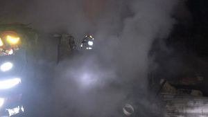 Un șofer de tir și-a văzut moartea cu ochii, după ce cabina în care era a luat foc în timpul mersului! Care este cauza incendiului