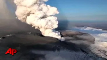 Eruptia din Islanda, surprinsa din elicopter