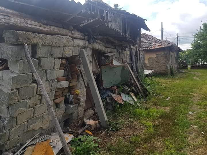 Aici locuia nea Gheorghe înainte de a se muta în casa construită de voluntari