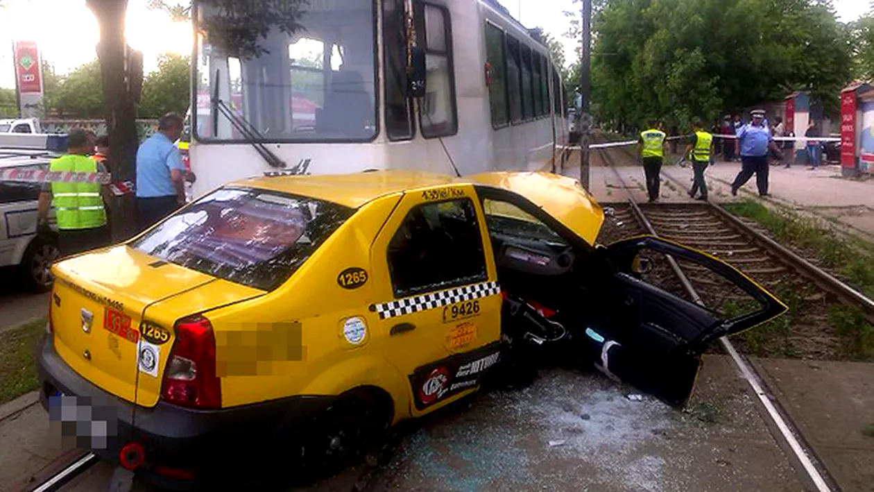 Accident teribil in Bucuresti! Un taxi a fost facut PRAF de un tramvai. Imagini CUTREMURATOARE