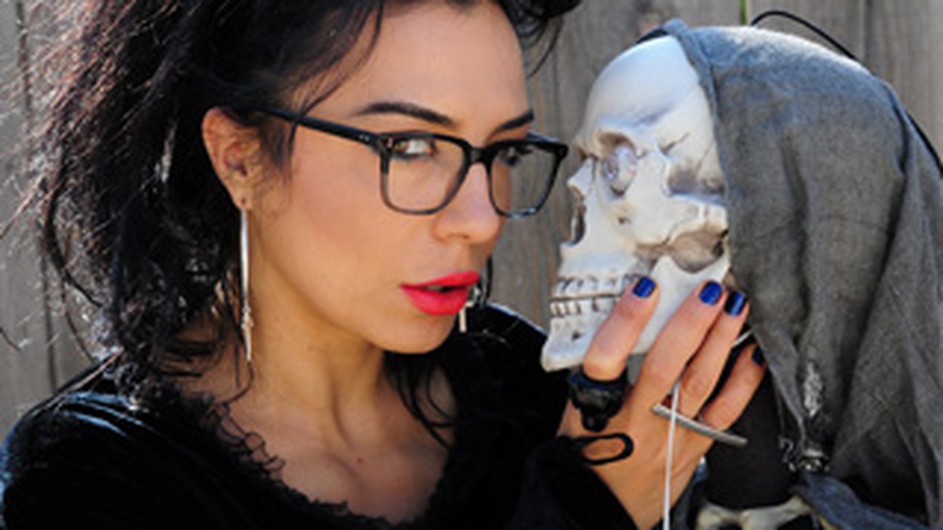 DJ Wanda, in pana de idei! Le-a incercat pe toate si nu stie in ce sa se deghizeze de Halloween! A fost vrajitoare si fantoma, iar acum vrea ceva sexy si infricosator!