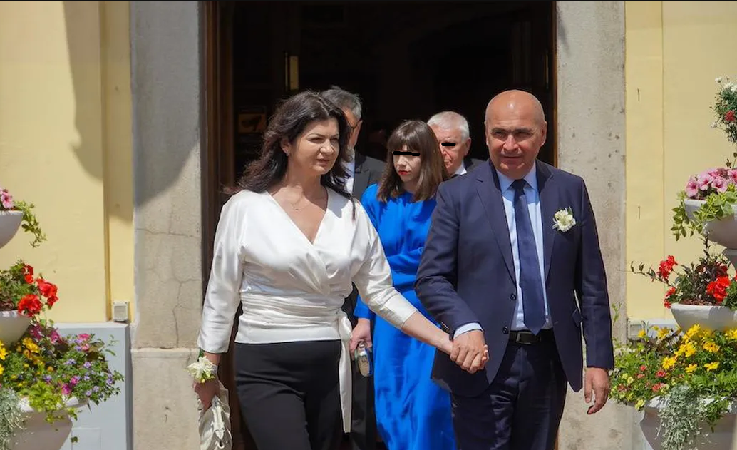 Cu ce se ocupă Ioana, iubita lui Ilie Bolojan? Are o meserie onorabilă