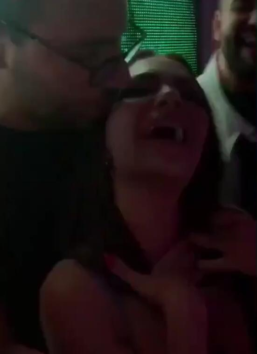 Andreea Antonescu, gesturi tandre cu un tânăr DJ, într-un club din București
