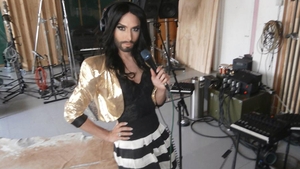 Castigatoarea Eurovision a dat lovitura! Numele ei este pe buzele tuturor, iar chipul sau a ajuns pe... un parizer!