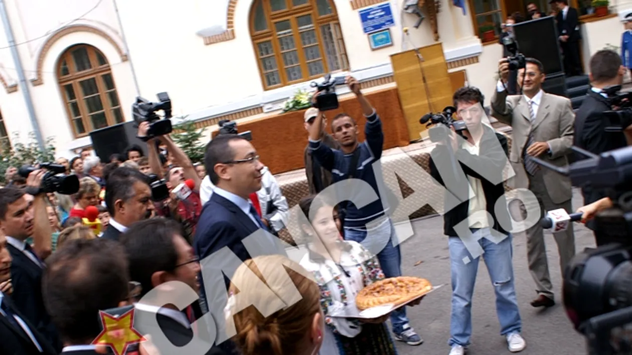 Premierul Victor Ponta primit cu paine si sare la deschiderea anului scolar de la Targu Jiu