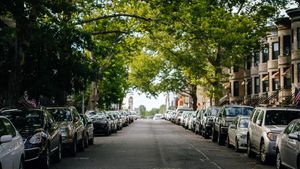 Amenda este destul de mare. Cât trebuie să plătească, de fapt, șoferii care parchează neregulamentar