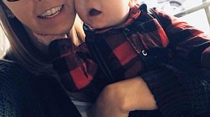 Gestul revoltator al unei femei care nu voia sa calatoreasca in avion, alaturi de o mama si copilul ei! Stewardesele au avut un soc cand au vazut-o ce facea de fata cu ceilalti pasageri
