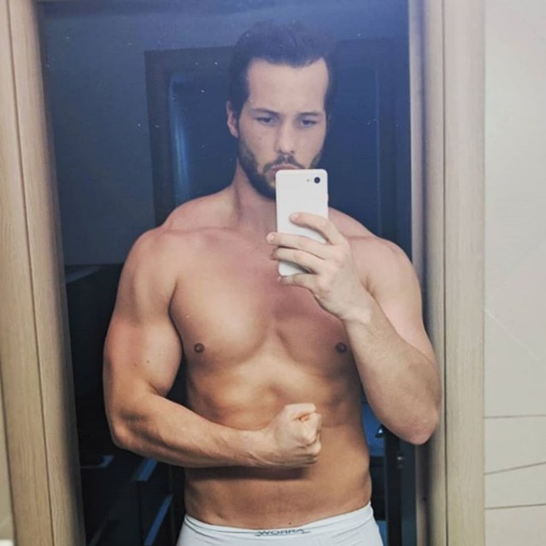 Tristan Tate se iubește cu o sexy puștoaică