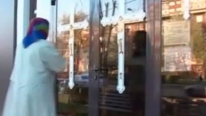 Sute de oameni se roaga intr-o biserica amenajata la parterul unui bloc din Hunedoara! Pe gemurile termopan au fost lipite doua cruci din hartie