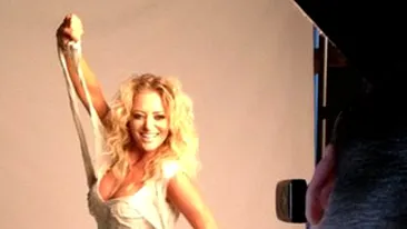 VIDEO Delia a ironizat-o pe Maria Dinulescu in teaserul piesei Omadeo pe care l-a realizat singura! Ce crezi, manuieste bine camera de filmat?