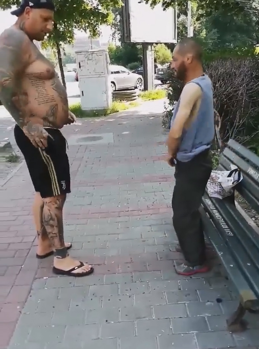 Ce i-a făcut tânărul tatuat din imagine unui cerșetor pe care l-a văzut la bustul gol, pe o bancă din Iași. Imaginile au devenit virale în toată România