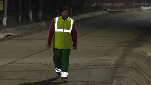 Un tânăr din Iași merge 20 de kilometri pe jos până la muncă, pentru a-și întreține familia