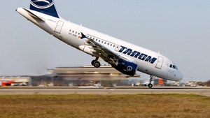 15 persoane, lăsate de TAROM pe un aeroport din Paris! Pasagerii ar urma să ajungă acasă marţi