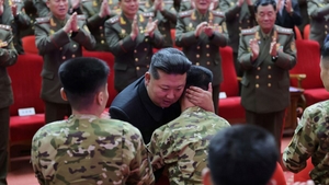 Ipostaza șocantă în care a fost surprins Kim Jong Un: a înghenuncheat în fața unui soldat