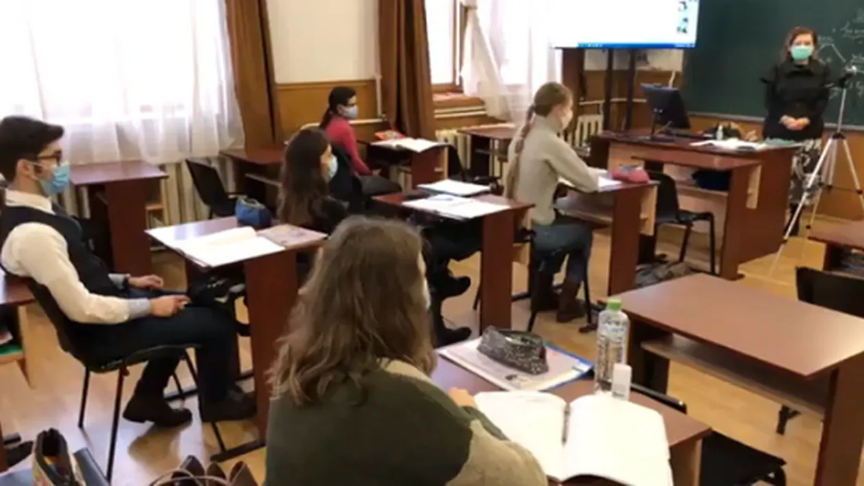 Cum au stat elevii în bănci la redeschiderea școlilor FOTO