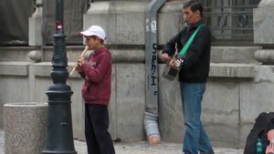 Pustiul care a impresionat o tara intreaga la "Romanii au talent" cantand la fluier cerseste in Centrul Vechi al Capitalei!