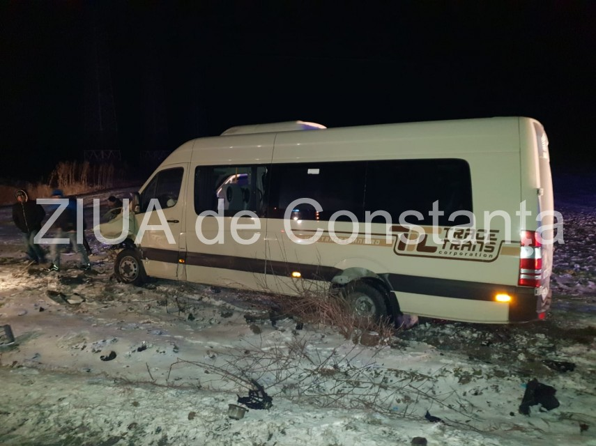 Trei persoane rănite după ce un autoturism și un microbuz s-au ciocnit, în Constanța