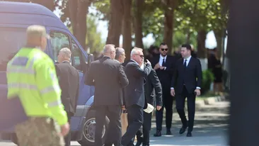 S-a dat pachet, dar cu ”frână”. Ce s-a împărțit la înmormântarea lui Ion Iliescu? Doar 20 de oficialități au primit