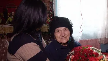 A implinit 100 de ani, dar n-a mai dormit din tinerete! Ce povestesc vecinii despre batrana? Se intampla noapte de noapte!