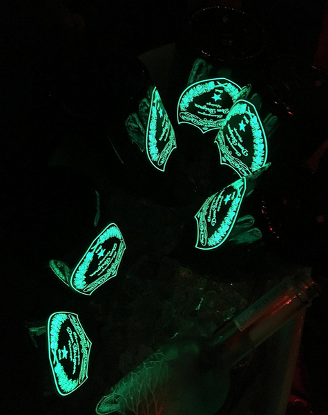 Imagini postate de "şeful lui Versace" cu şampanii Dom Perignon, din club