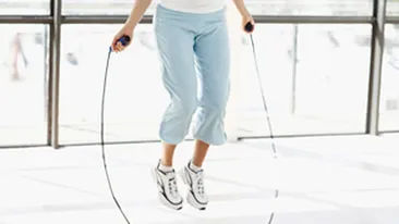 Ioana Ginghina te invata cum sa sari coarda! Combina tonifierea cu exercitiile cardio dupa indicatiile ei!