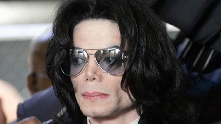 In casa lui Michael Jackson s-au gasit mai multe creme pentru albirea pielii!