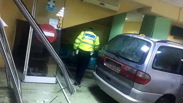 Un bărbat a intrat cu maşina în uşile de acces ale Spitalului Judeţean Craiova. Trei persoane au fost rănite. Șoferul a fost reținut
