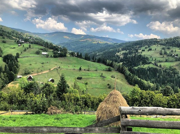 Laura Cosoi, vacanţă cu rulota în Munţii Apuseni
