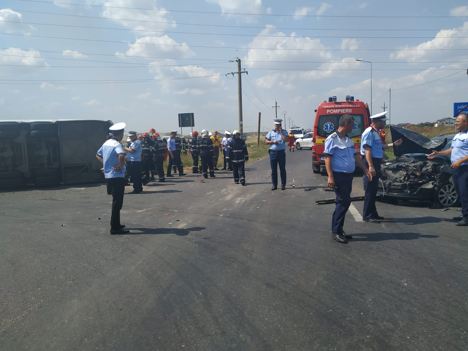 Un microbuz s-a răsturnat  pe DJ 601 A, între localitățile Dragomirești Deal și Bâcu, județul Giurgiu