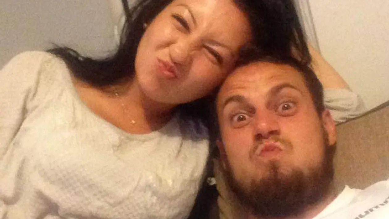 Medana de la ”Insula iubirii” li l-a prezentat prietenilor pe fiul ei! Observaţiile lor au făcut-o să se îndoiască de cine e tatăl copilului: ”Cu cine seamănă din ispite bebele”