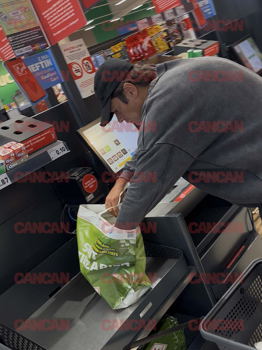 Radu Vâlcan își scanează singur produsele