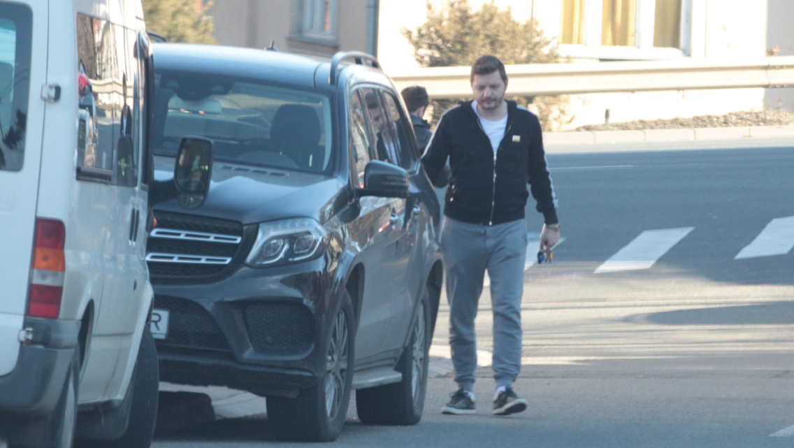 Alex Rus, îngândurat după despărţirea de Denisa