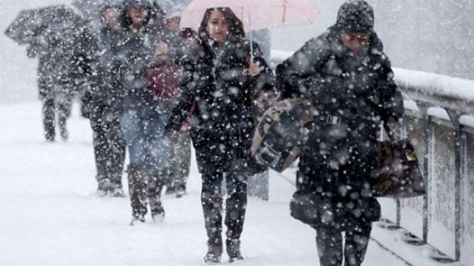 Cod Galben de ninsoare şi vânt puternic semnalat de meteorologi pentru 16 judeţe din ţară!