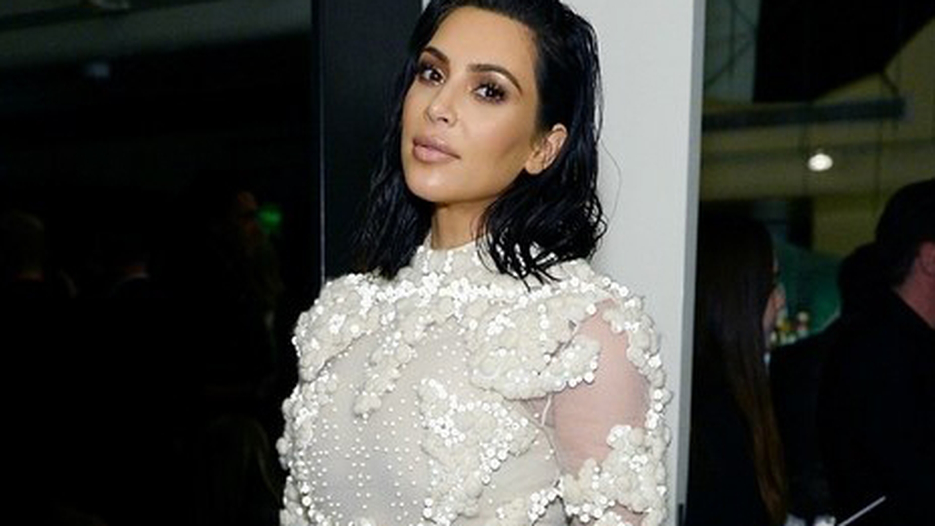 KIM KARDASHIAN a devenit din nou senzaţia internetului, după ce un bărbat s-a izbit de ea, în mod accidental. Expresia feţei sale spune totul