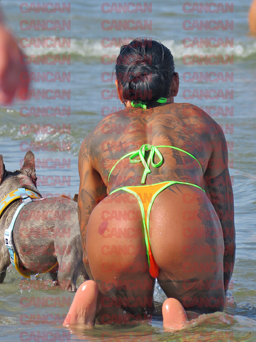 Orele de fitness dau roade în cazul Claudiei, care arată fabulos în costum de baie.