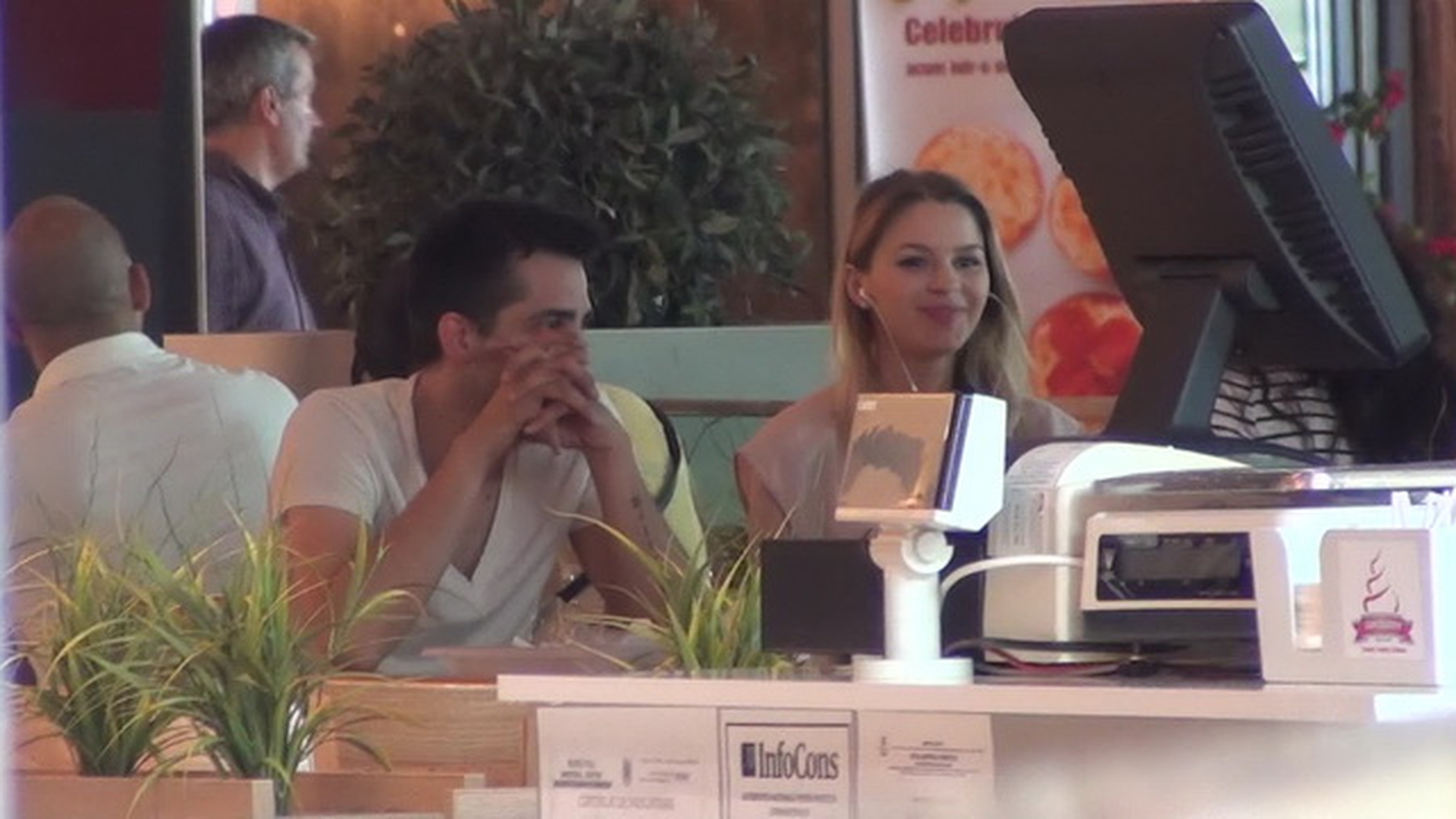 Sotia lui Mihai de la Akcent a uitat de bunele maniere! Vorbeste cu gura plina si asculta muzica in timp ce ceilalti discuta!