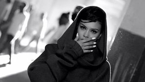 Karmen a lansat un nou clip şi e de nerecunoscut! Fiica lui Adrian Minune un nou look  