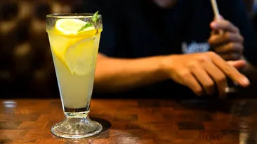 Băutura pe care o bei zilnic și care îți afectează creierul și organele interne. Cum să renunți la ea