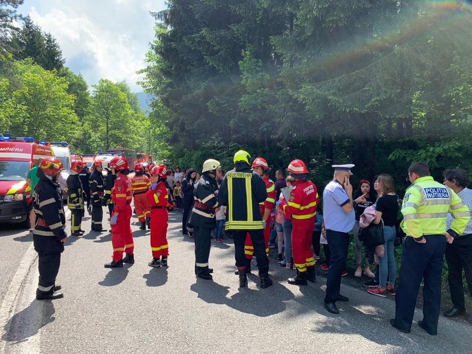 Un autocar cu 50 de copii și adulți s-a răsturnat pe DN 73, între Pârâul Rece și Râșnov. Sursa foto: observatorulbv.ro