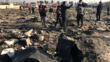 Imagini cutremurătoare! Prăbușirea avionului Boeing 737 a fost filmată: se aprinde în aer, încearcă să aterizeze, apoi explodează VIDEO
