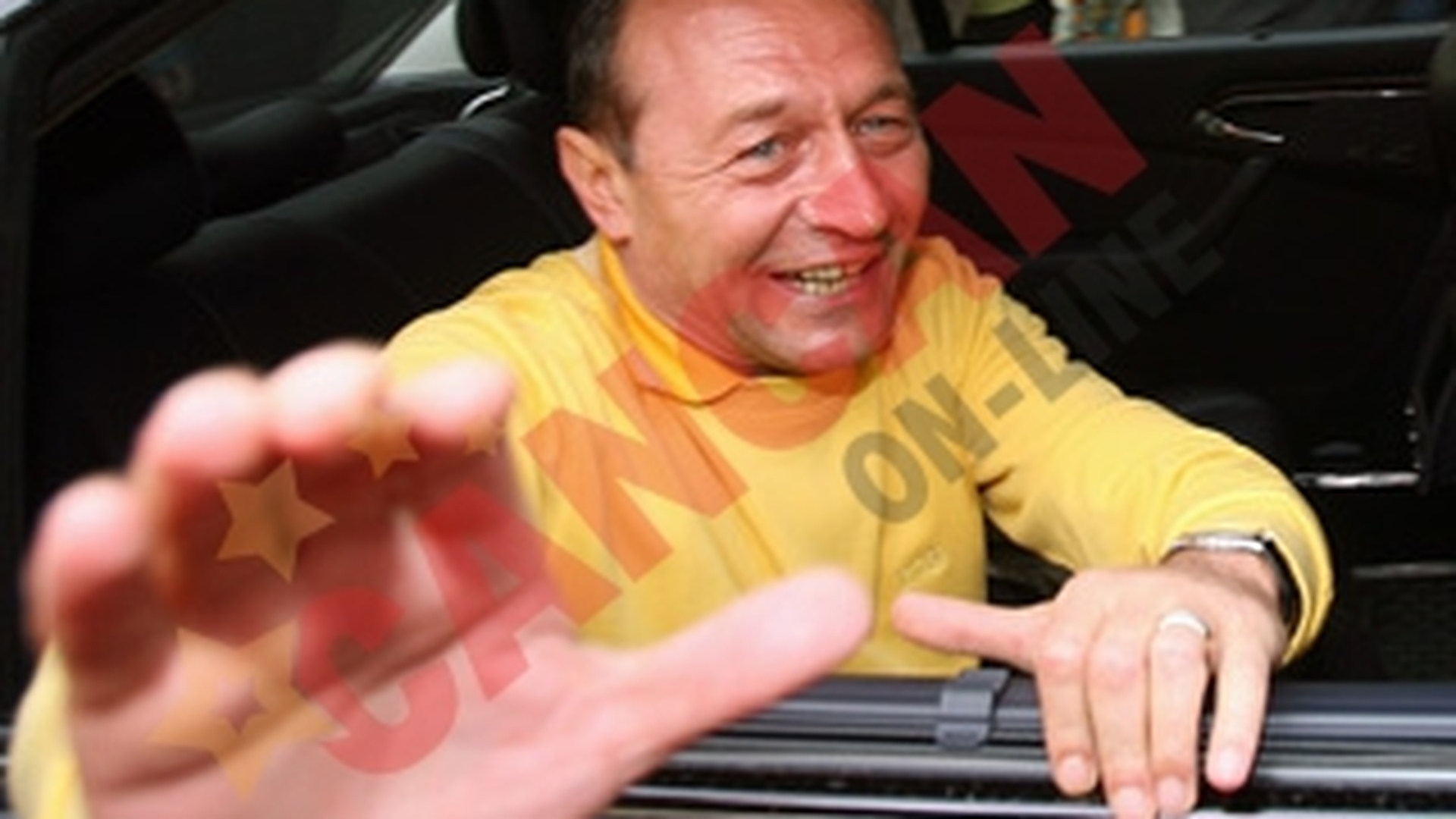 VIDEO Basescu a fost la cumparaturi in hipermarket! Vezi aici ce a luat presedintele!