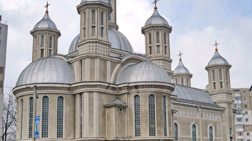 Îți dau lacrimile! Povestea preotului din Bacău care a hașurat curtea bisericii ca să fie respectată distanțarea socială